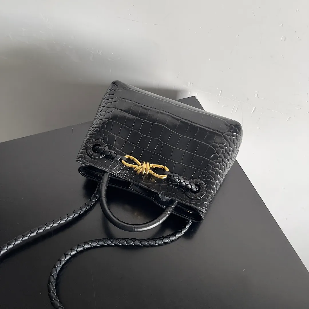 Batch 2880 BOTTEGA VENETA new women's crocodile leather ANDIAMO is shipped! ! ! As a classic model of the BV family, each innovation brings different surprises to fans. There are three ways to carry it with different makeup. Crocodile skin is called the gold in leather and is famous for its top luxury and rarity. During use, the luster of the crocodile skin will not fade or fade with time. No matter how long it is used, it will still remain new. And because each crocodile skin is different, the effect of each crocodile leather bag is different. Style number: 777614 Size: 22*9*15.5cm